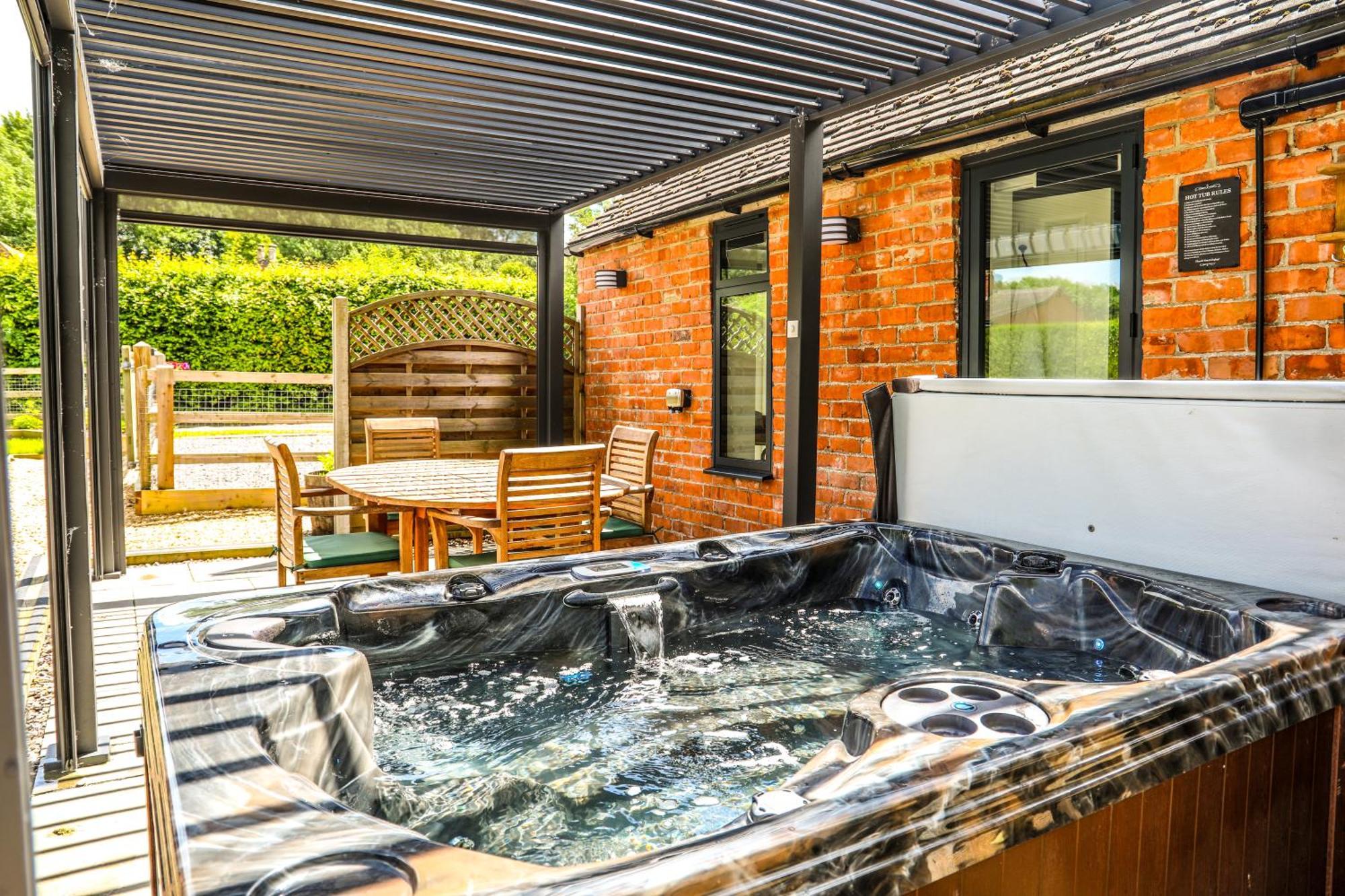Cottage With Hot Tub - Near Cheltenham And Tewkesbury 外观 照片